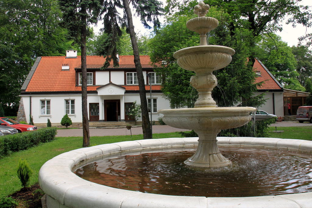 Dedek Park - Historyczny Dworek W Pieknym Parku Skaryszewskim Obok Stadionu Narodowego Warschau Buitenkant foto